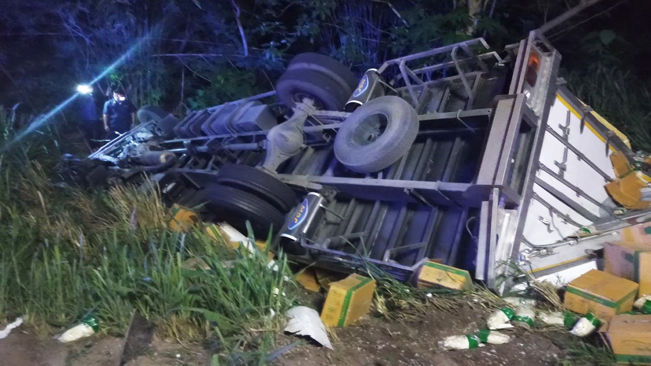 เฮี้ยนจัด โค้งร้อยศพวังสะพุง สิบล้อพลิกคว่ำ พ่อแม่ตาย ลูก 2 คนสาหัส