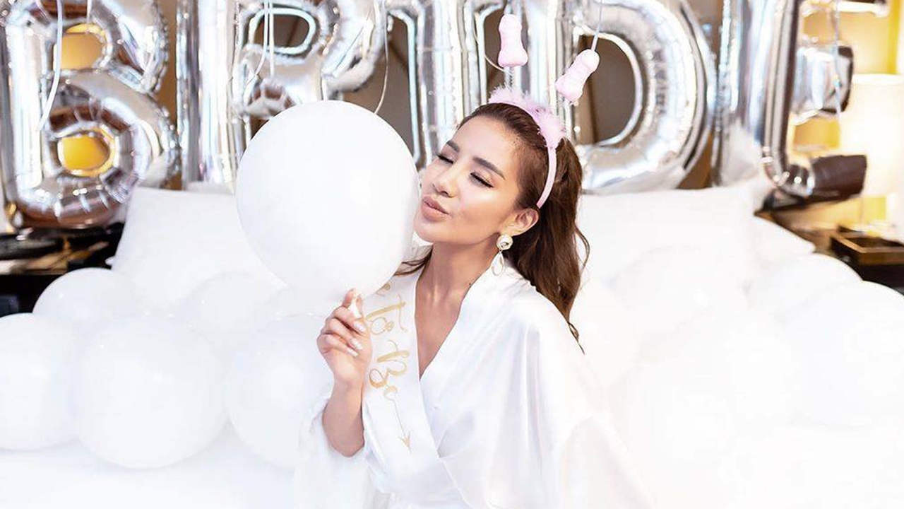 อื้อหือ! ปาร์ตี้สละโสด ใบเตย อาร์สยาม แซ่บตั้งแต่ชุดนอนยันเค้ก 18+