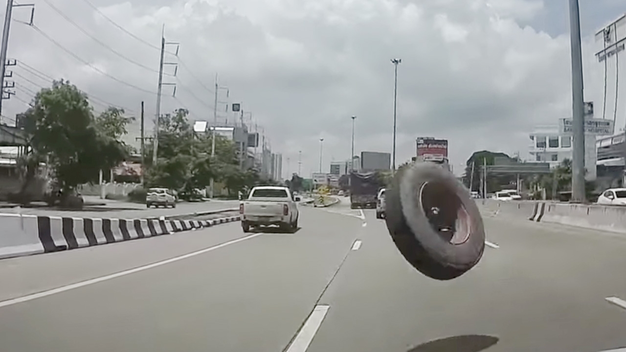 เตือนภัย ล้อปริศนา หลุดกระเด็นข้ามเลน เฉียดหน้ารถเส้นยาแดงผ่าแปด (คลิป)