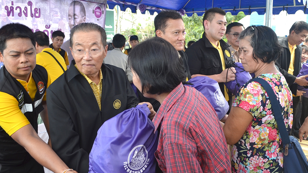 “หม่อมเต่า” นำทีมกระทรวงแรงงาน มอบถุงยังชีพผู้ประสบภัยน้ำท่วมร้อยเอ็ด