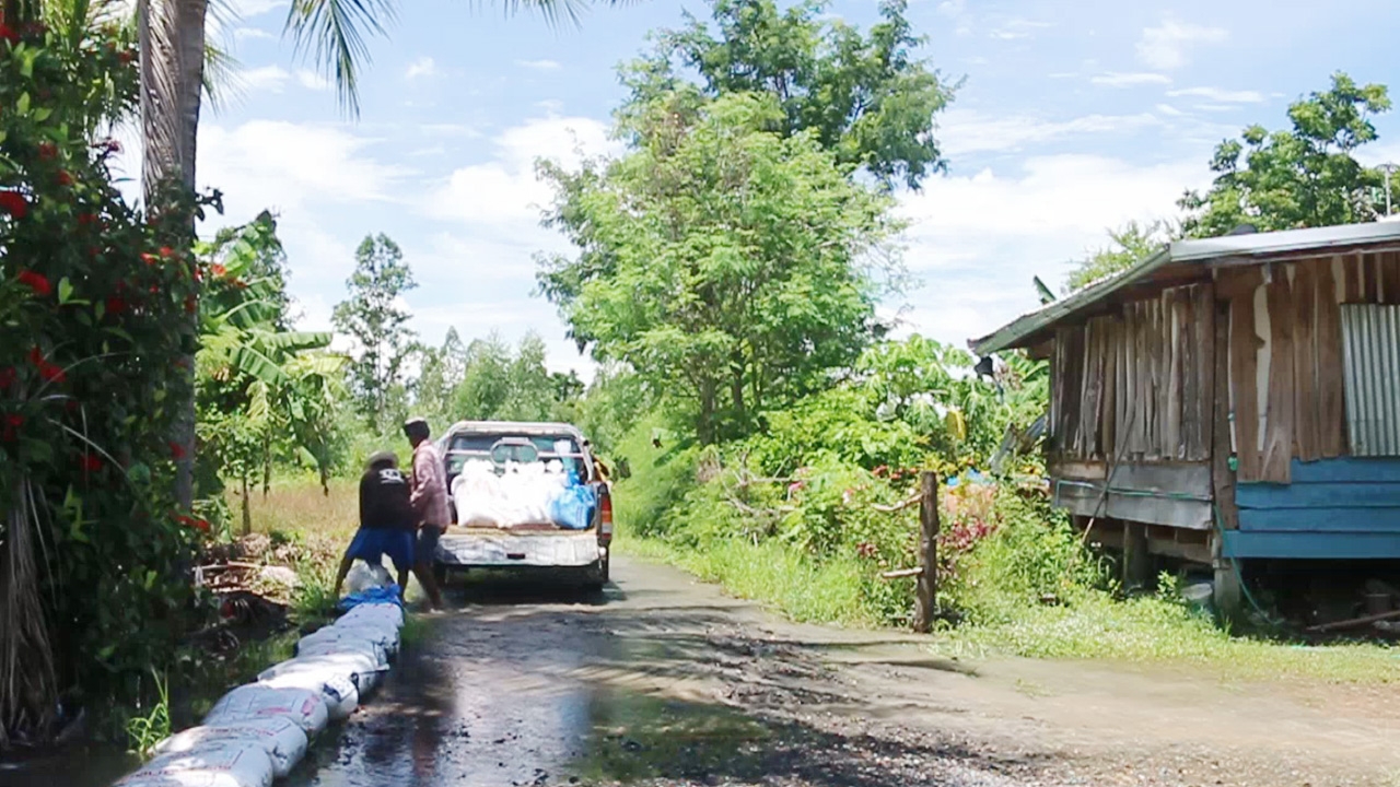 นครสวรรค์เร่งรับมือน้ำเหนือ ชาวนายอมขาดทุน เกี่ยวข้าวก่อนกลัวเสียหาย
