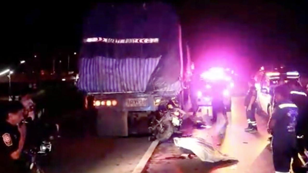 หนุ่มขับขี่บิ๊กไบค์ฝ่าถนนมืด ชนท้ายรถพ่วงดับ โชเฟอร์บรรทุกเจ็บด้วย