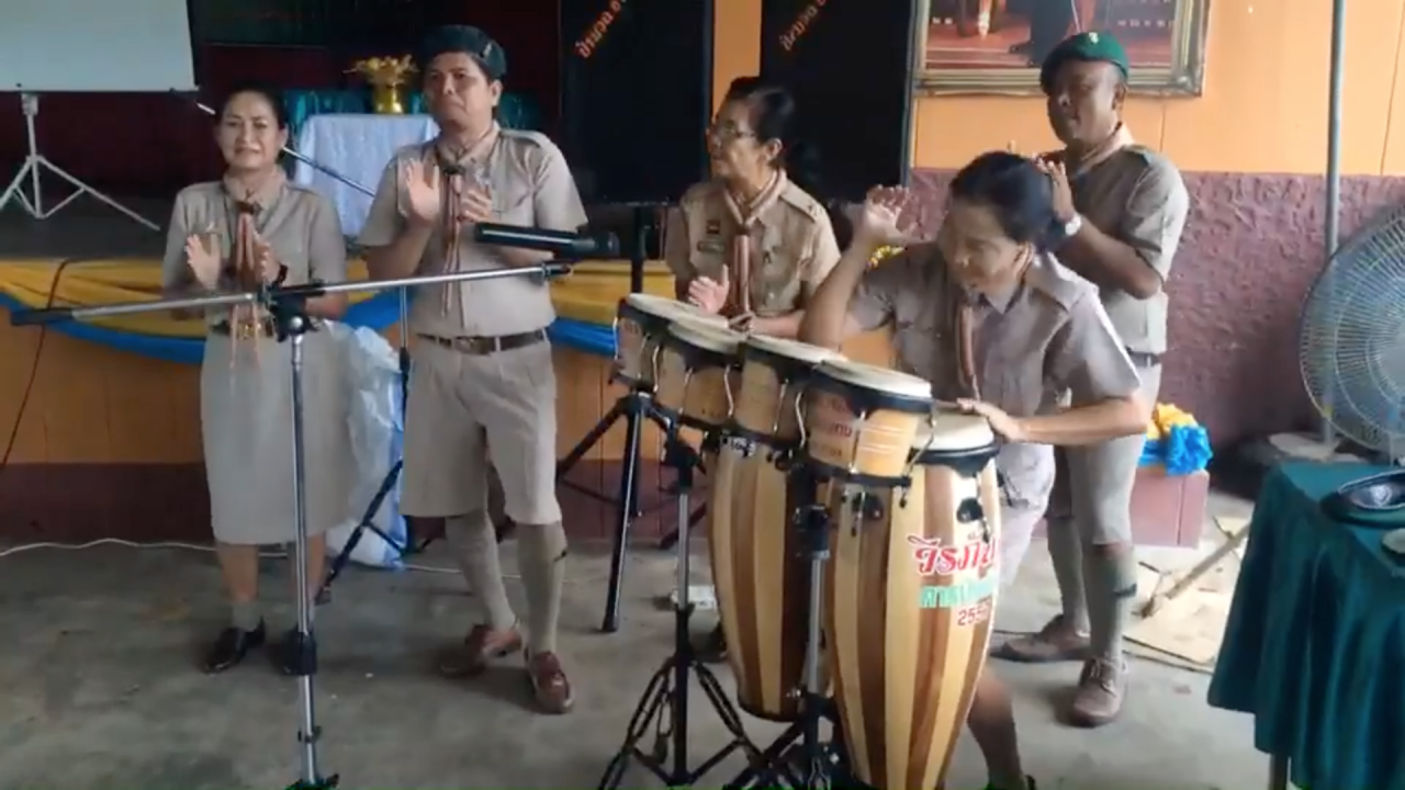 ลีลาไม่ธรรมดา ครูโชว์สเตปตีกลองสุดมัน ขณะร้องเพลงเข้าค่ายลูกเสือ (คลิป)