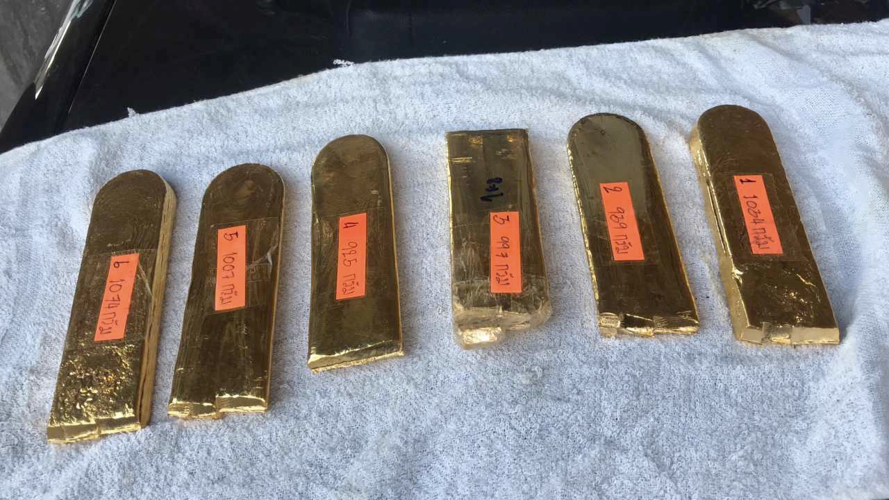 รวบแม่เฒ่าชาวลาว ขนทองแท่ง 10 ล้านเข้าไทย ถูกจับยกให้-แลกระงับคดี