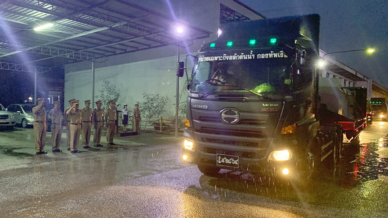 กองทัพเรือ ส่งเรือผลักดันน้ำไปอีสาน เร่งระบายน้ำท่วมพื้นที่สกลนคร