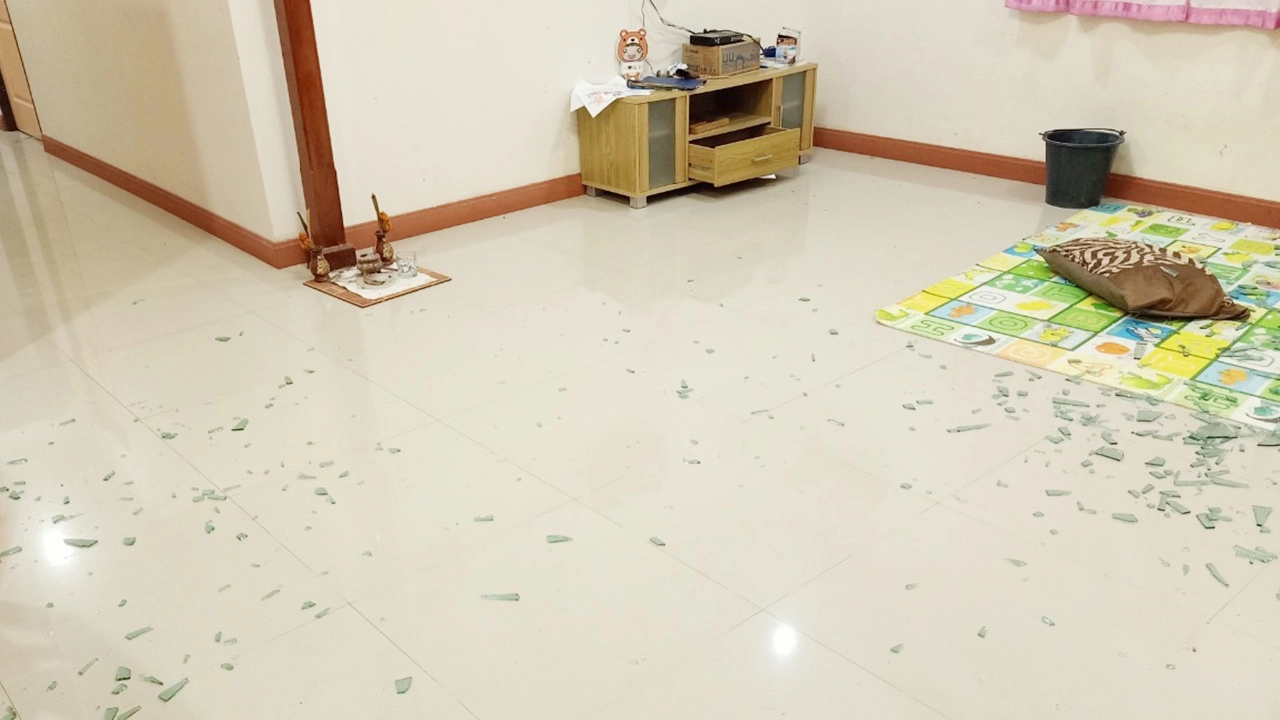 ผัวคลั่งยาไล่ฟัน เมียหนีเข้าบ้านญาติ ตามมาอาละวาดถูกยิงสวนดับ