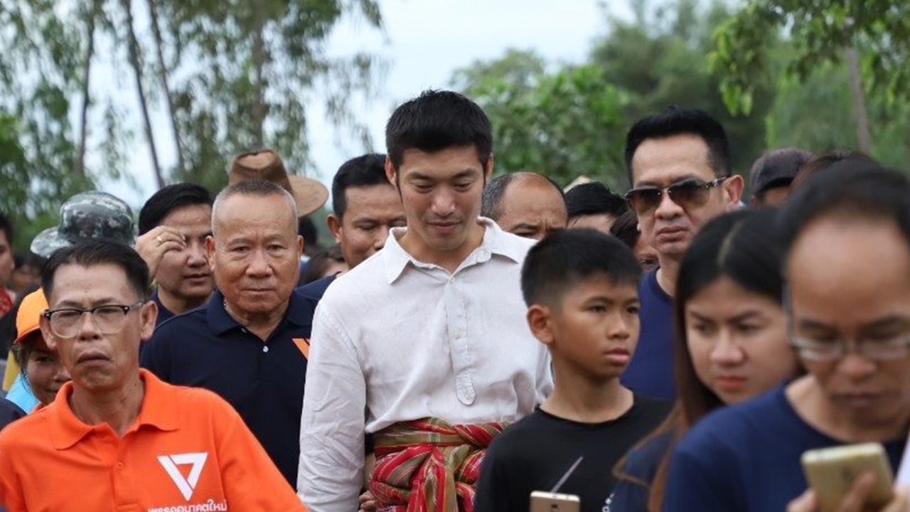 “ธนาธร” ลุยน้ำท่วมร้อยเอ็ด-ยโสธร มอบสิ่งของจำเป็นให้กำลังใจผู้ประสบภัย