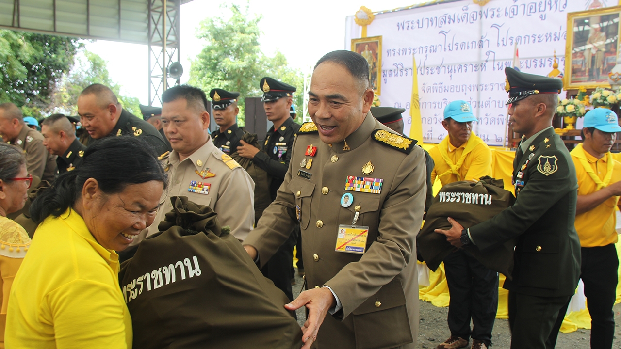 ร.10 ทรงห่วงใยน้ำท่วมพิษณุโลก พระราชทานถุงยังชีพ ช่วยเหลือผู้ประสบภัย