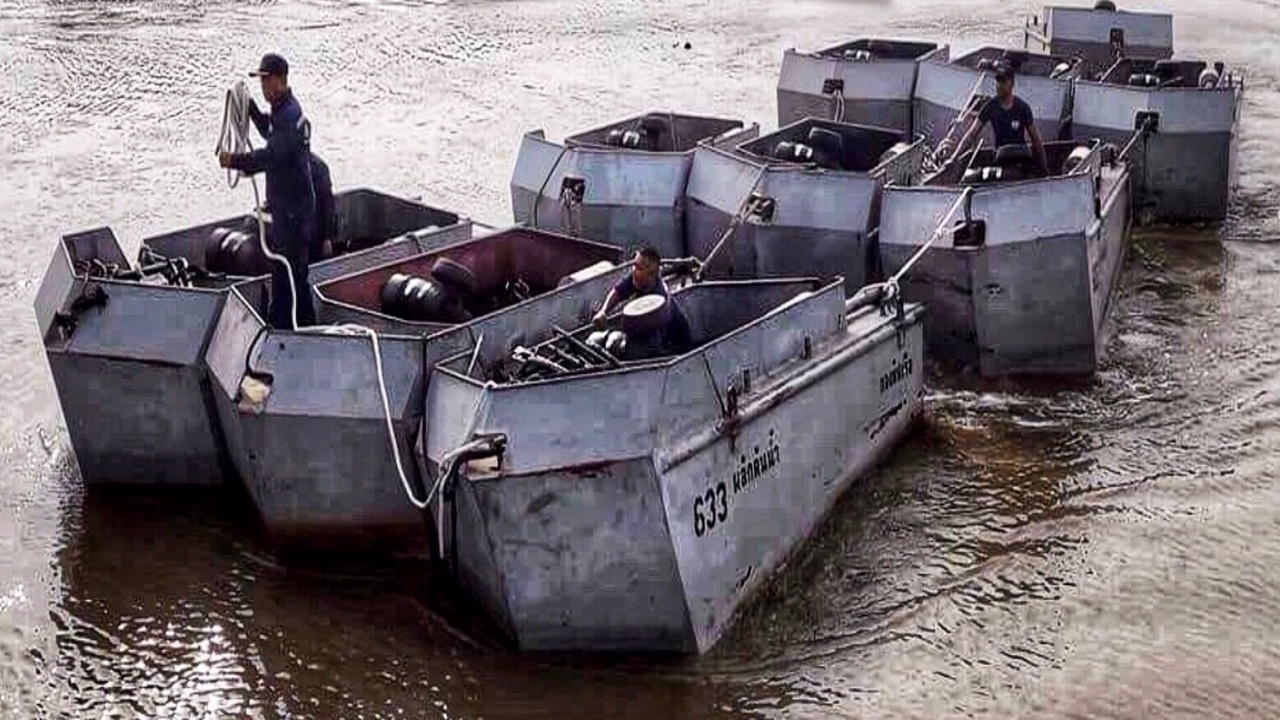 ทัพเรือ ส่งเรือผลักดันน้ำ 25 ลำ เร่งช่วยประชาชน จ.สกลนคร ระบายน้ำ