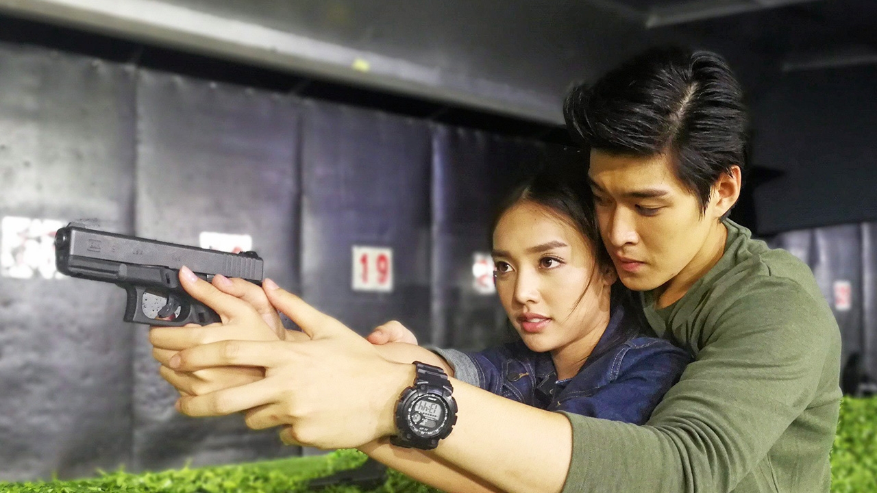 "กระทิง" เขินสอน "น้ำตาล" ยิงปืน ยืนตัวเบียดหน้าแนบแก้มสาว