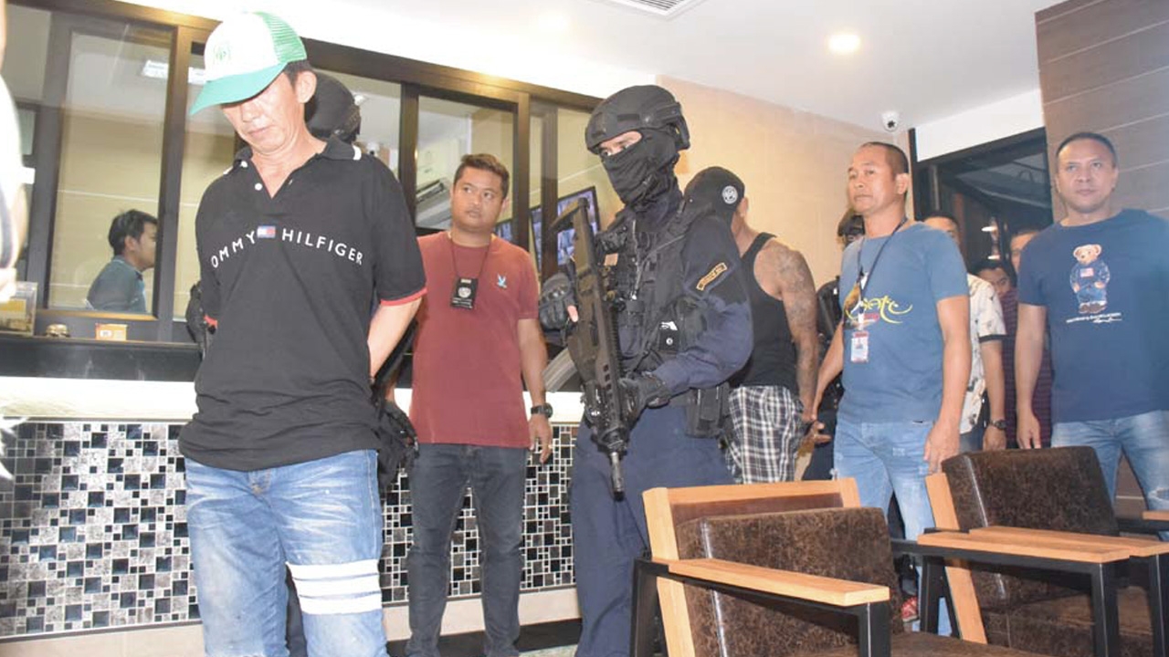 อรินทราช บุกรวบผู้ต้องสงสัย ปล้นทอง "ออโรร่า" 179 บาท คุมสอบเครียด