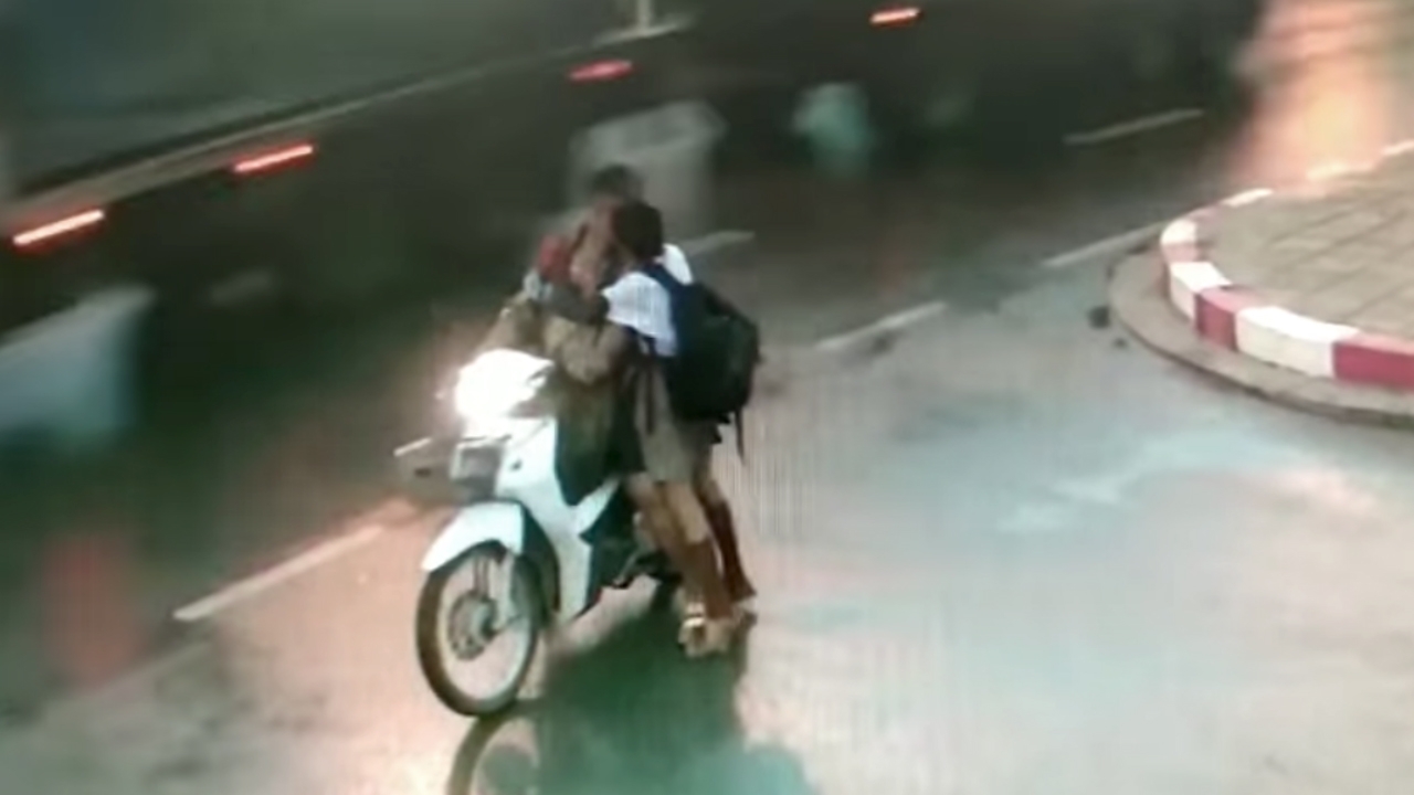 รักแท้แม่คนเดียว เผยโฉม "น้องไอซ์" บรรจงหอมแม่ทุกเช้า ก่อนเข้าเรียน (คลิป)