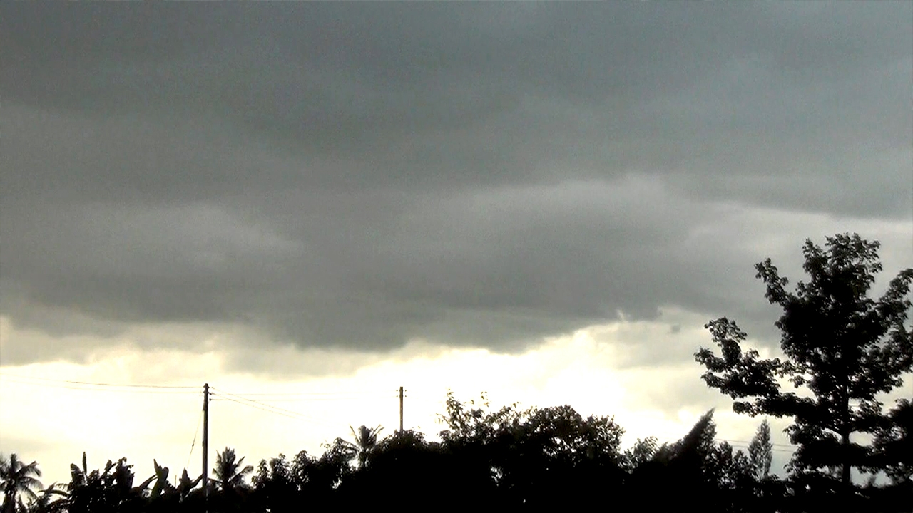 ทั่วไทยฝนกระจายลดลง ตกหนักทางภาคใต้ ทะเลคลื่นสูง 2เมตร