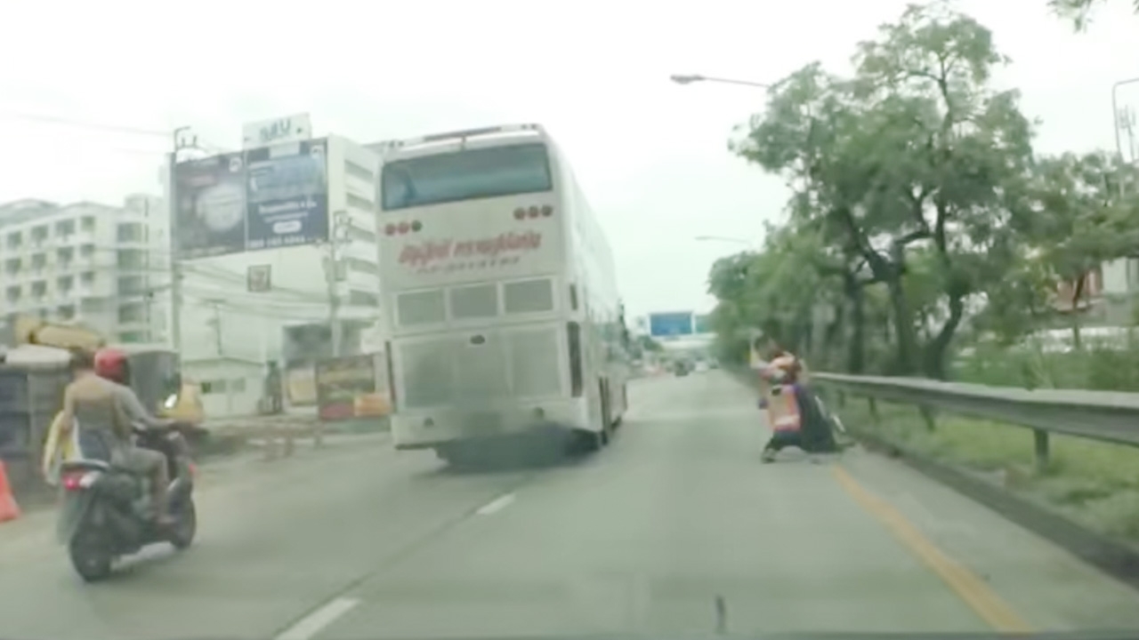 ไม่ใช้สแตนด์อิน พี่วิน จยย.โชว์ยกล้อ สุดท้ายล้มกลิ้งไม่เป็นท่า (คลิป)