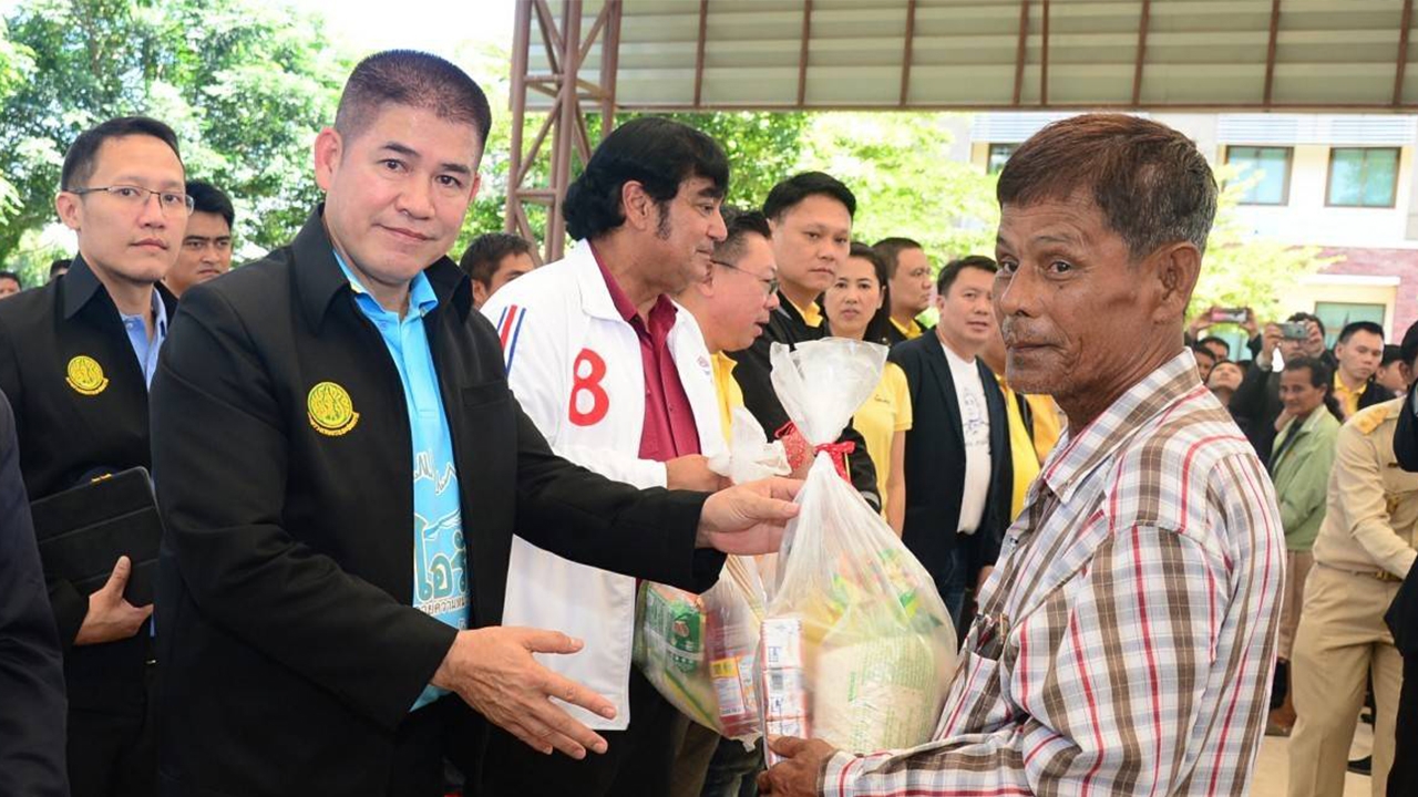 "ธรรมนัส" มอบถุงยังชีพ-อาหารสัตว์แก่เกษตรกร ผู้ประสบภัยน้ำท่วมพิจิตร