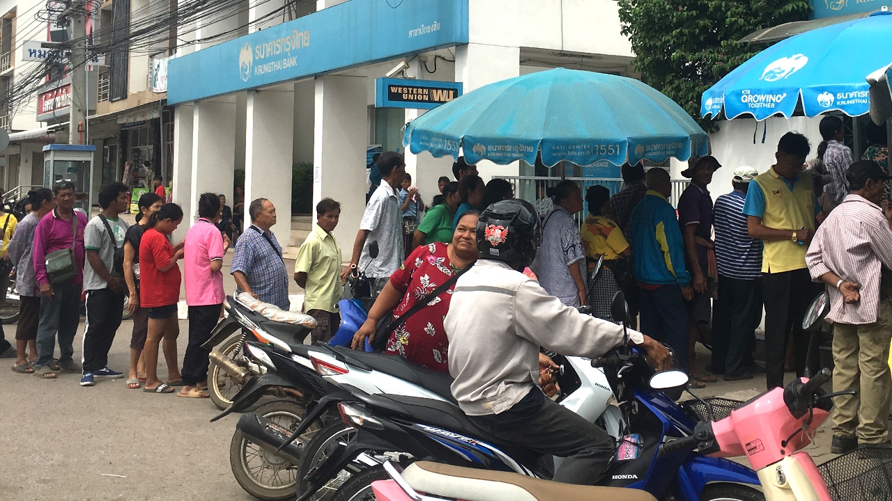 คนแก่โคราชรับ 500 เข้าแถวกดเงินตู้กรุงไทย รอแถวยาวเหยียด