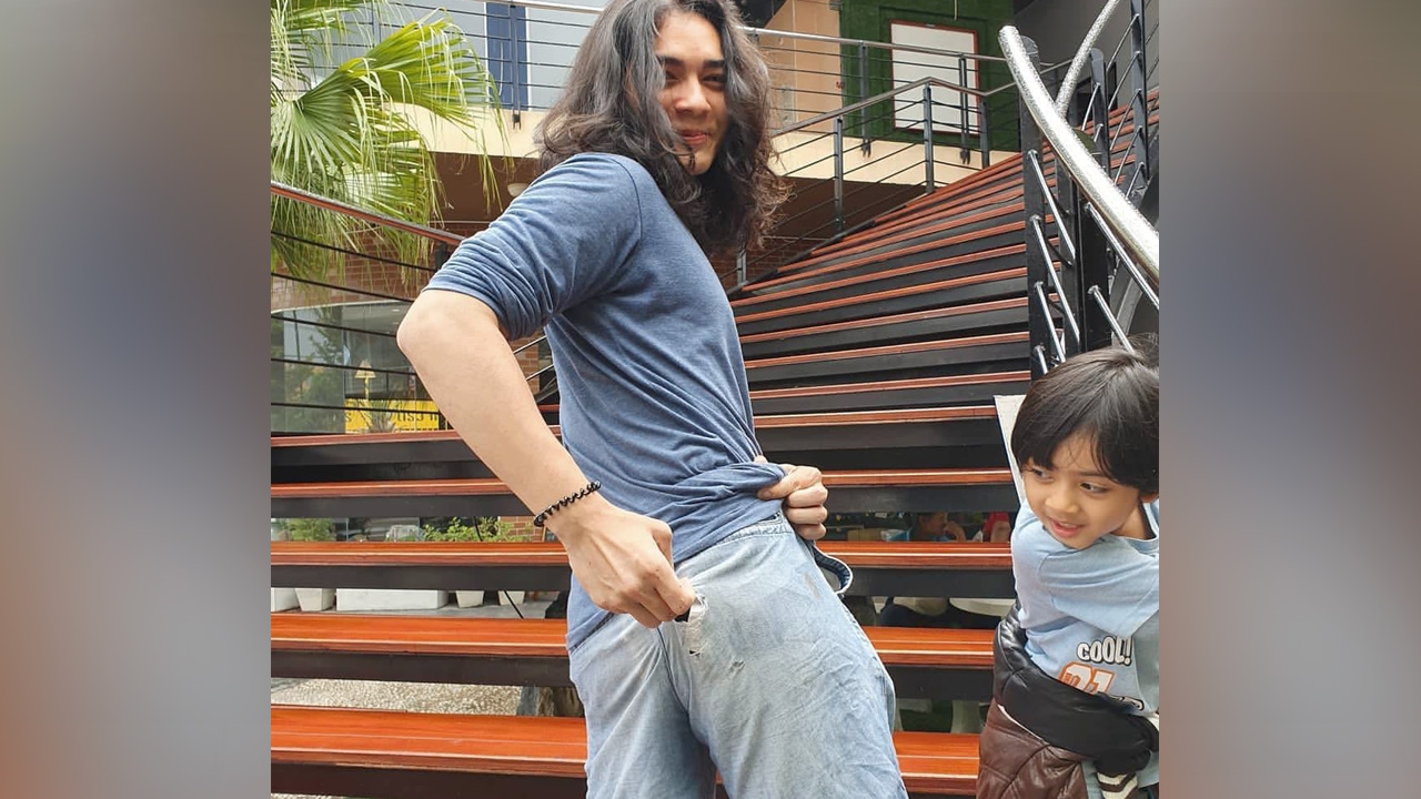 ขำแรงมาก แน็ก ชาลี โพสต์คลิปนาทีตกบันได พร้อมแคปชั่นเด็ดฮาน้ำตาไหล