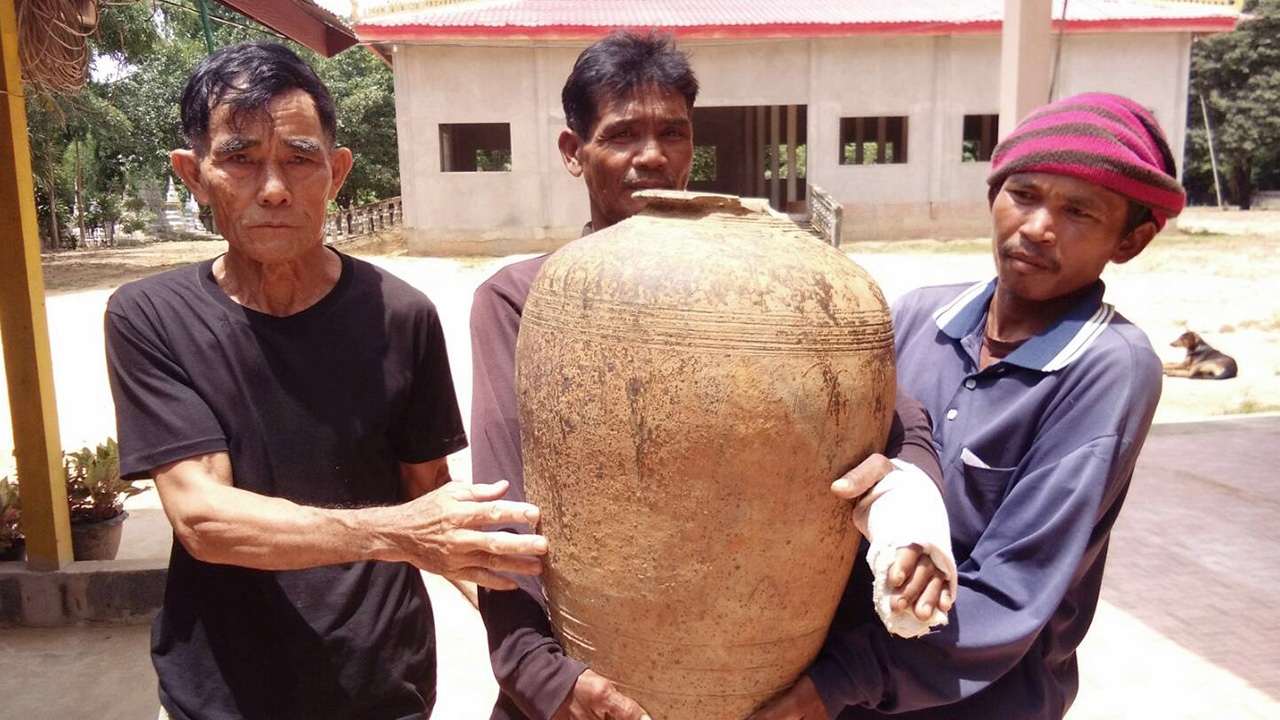 ชาวบ้านร้อยเอ็ดพบไหหินโบราณ เผยประหลาดใจ ตั้งตากฝนไว้กลับไม่มีน้ำขัง 