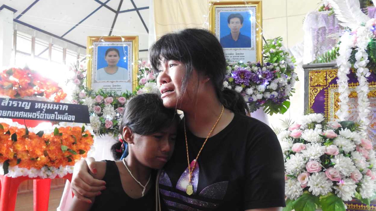 พี่น้องน้ำตานอง สูญเสียทั้งพ่อแม่ รถตกน้ำ พ.ร.บ.ขาดแค่วันเดียว