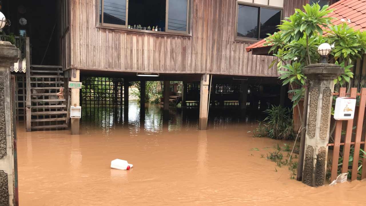 คนหล่มสักวอนทำ "พนังกั้นน้ำ" โดนพิษพายุ ท่วมแล้ว 2 รอบ 