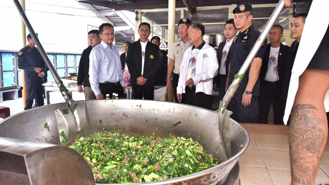 สมศักดิ์ นำคณะเยี่ยมเรือนจำ ยัน เอาจริง ดันบริษัทรับนักโทษได้ลดภาษี
