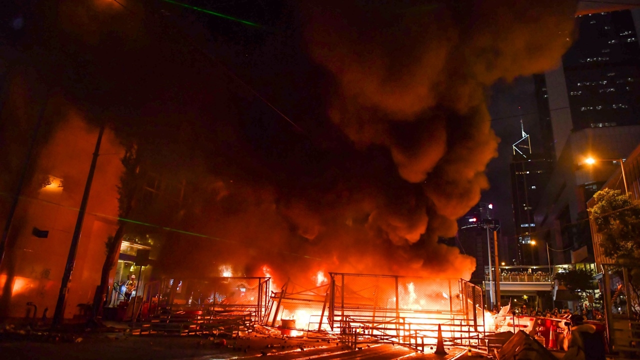 ฮ่องกงเครียด ตร. ยิงแก๊สน้ำตา ฉีดน้ำสลายม็อบ ประท้วงไม่เลิกสัปดาห์ที่13 (คลิป)