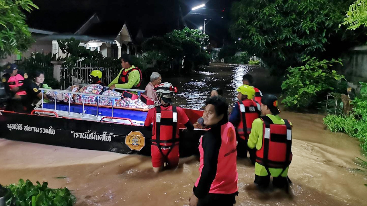 อพยพแม่ลูกอ่อน คนแก่ หนีน้ำท่วมใน อ.วังทอง พบบางหลังน้ำมิดหลังคาแล้ว