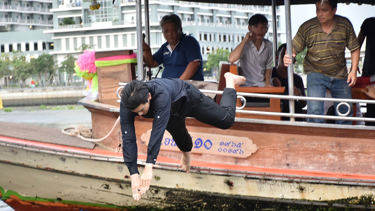 “ฌอห์ณ-มิลลี่” โชว์สปิริตเกินร้อย กระโดดน้ำ-ลอยคอ กลางแม่น้ำเจ้าพระยา