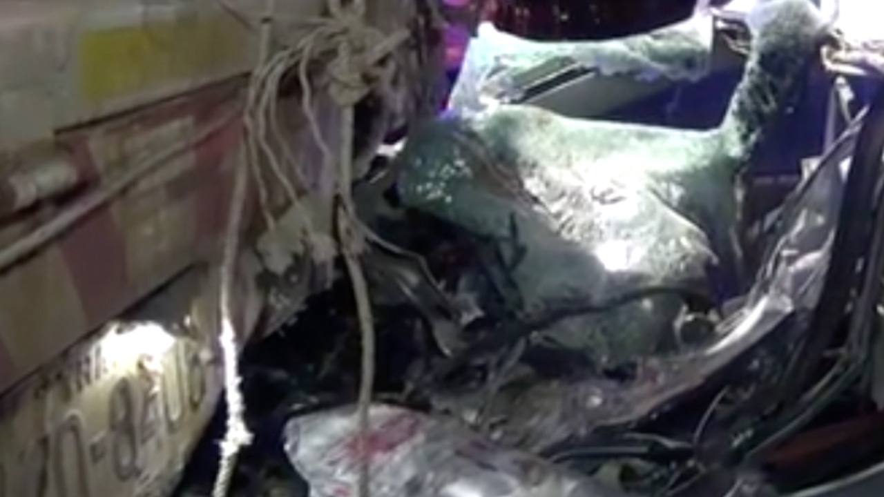 ดาบตำรวจซิ่งเก๋งชนบรรทุกพ่วง ตายสยองพร้อมเพื่อน รถเละทั้งคัน