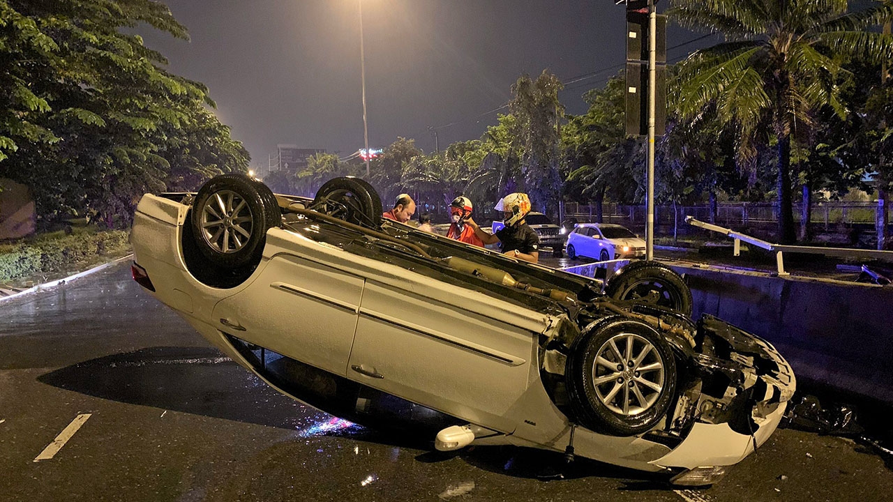 ฝนตกถนนลื่น! มีอุบัติเหตุ 2 ราย เบนซ์ชนรถเมล์ เก๋งคัมรีควํ่าเอง