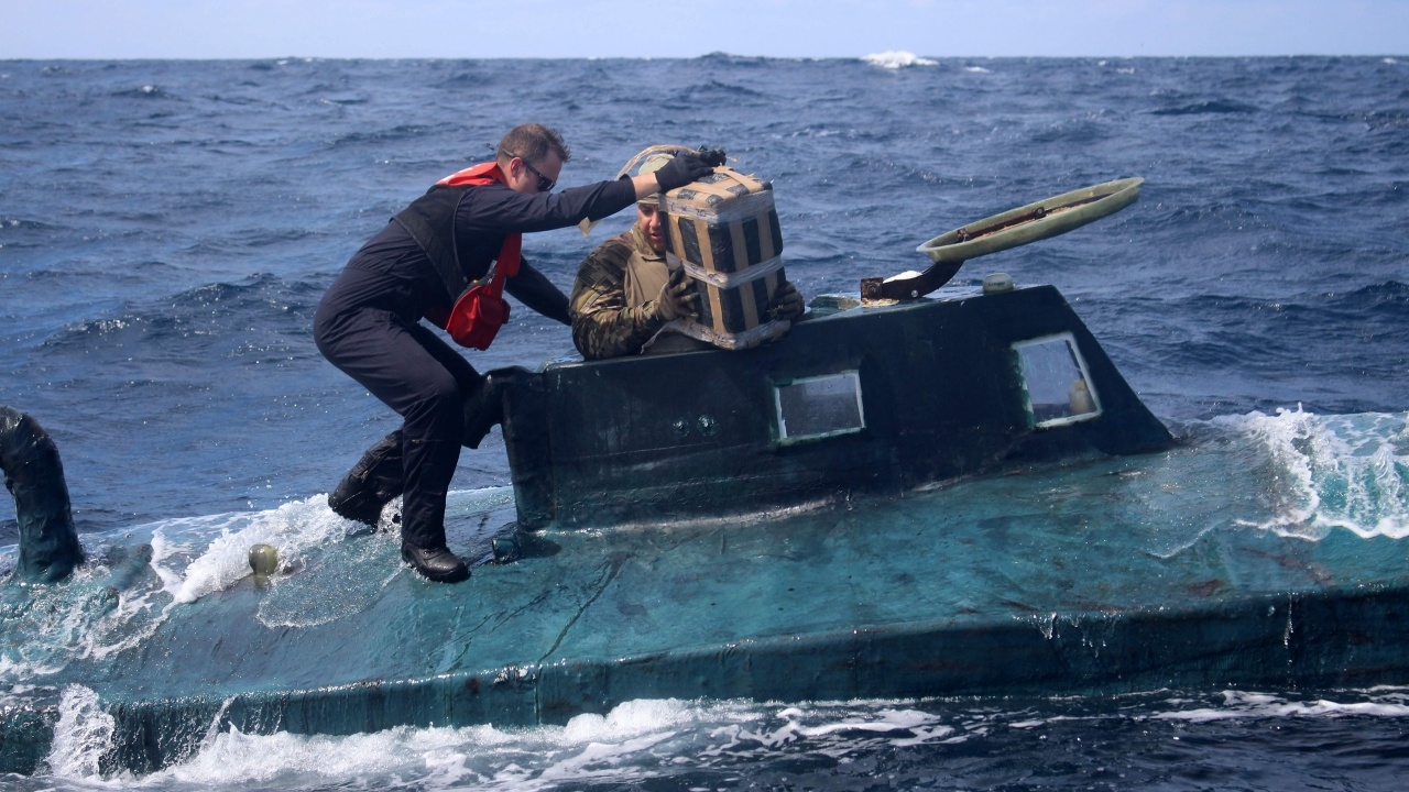 ระทึก นาทีทหารยามฝั่งสหรัฐฯ สุดกล้า โดดขึ้นเรือดำน้ำลอบขนโคเคน 6 ตัน (คลิป)