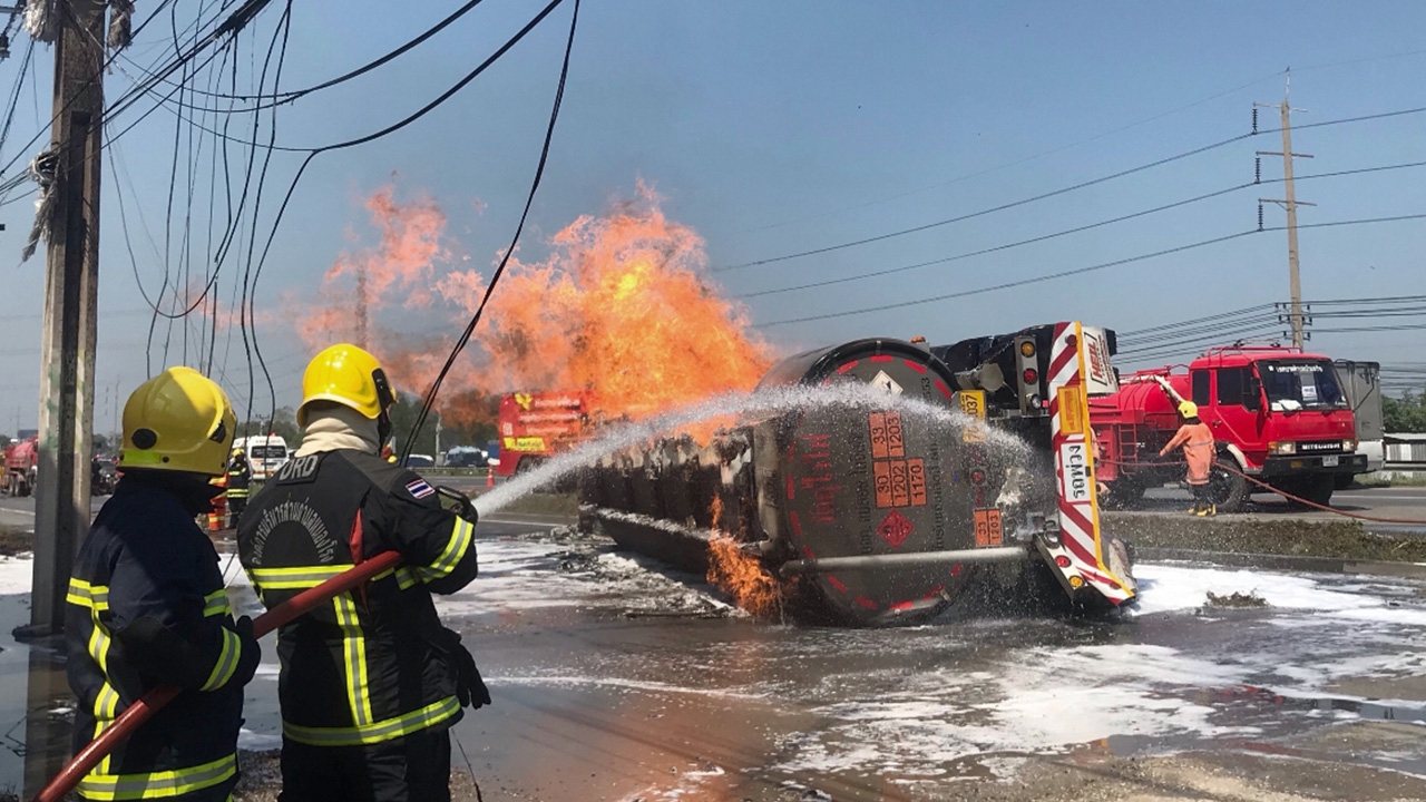 รถบรรทุกเอทานอลคว่ำที่วังน้อย ไฟลุกท่วมรถติด 3 กม. ลามโดนรถเสียหาย 5 คัน