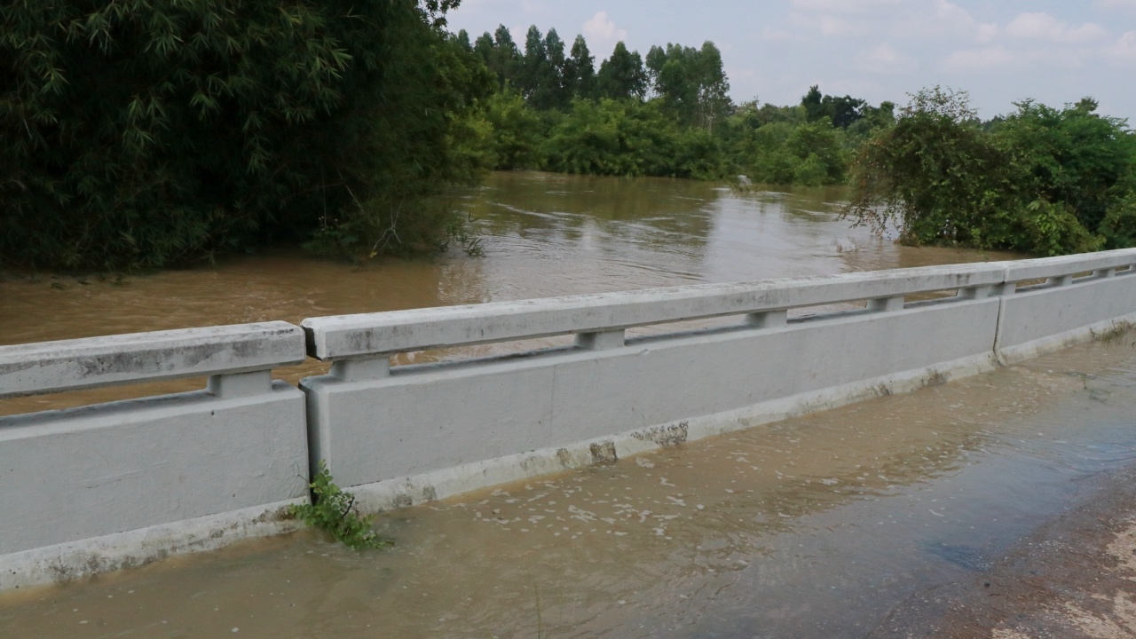 น้ำท่วมสระแก้ว เตือนคลองพระสะทึงจะล้นตลิ่ง อำเภอเมืองให้ขนของขึ้นที่สูง