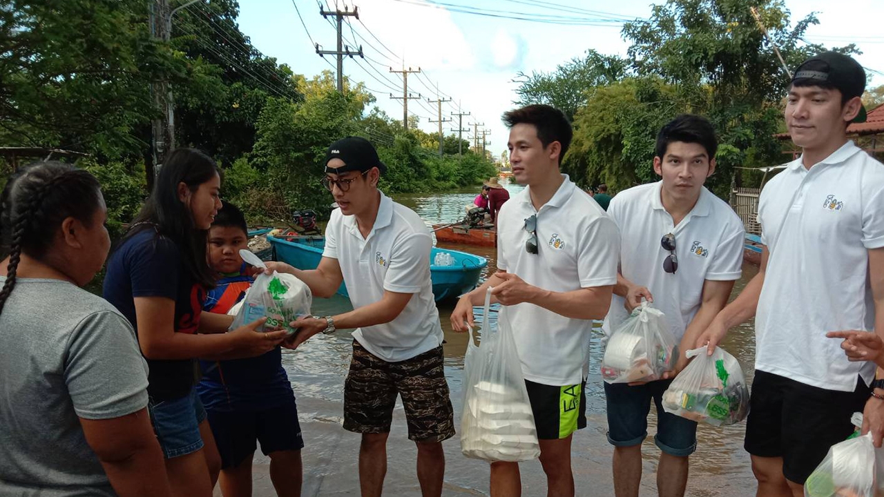 ทีมหล่อช่อง 3 มาริโอ้-ณเดชน์ ส่งเงินช่วยชาวอุบลฯ