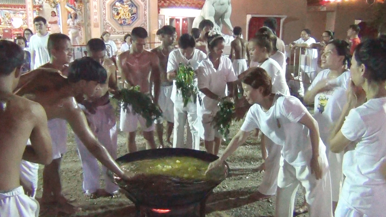 ประทานโทษ ลูกศิษย์อาบน้ำมันเดือดในกระทะ ฉลองวันเกิดเจ้าพ่อเห้งเจีย