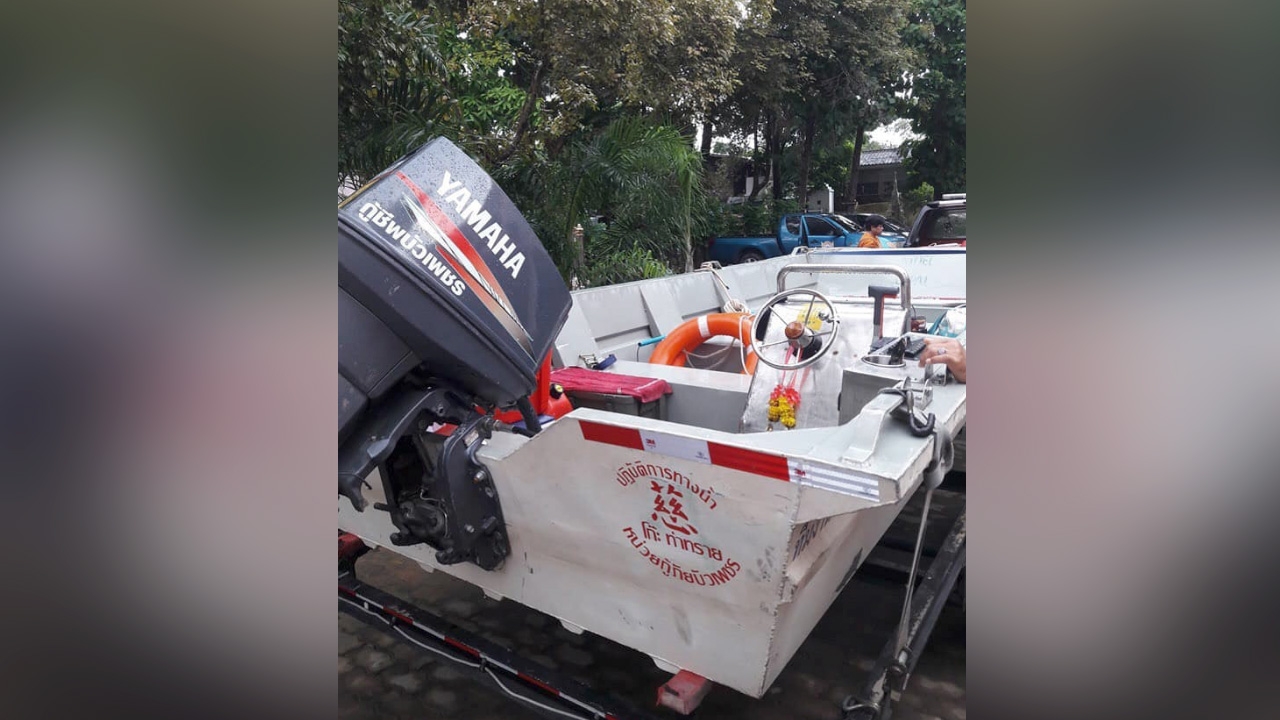 กู้ภัยช่วยน้ำท่วมอุบลฯ จอดเรือพักภารกิจ ข้ามคืนเจอขโมยแบตเตอรี่