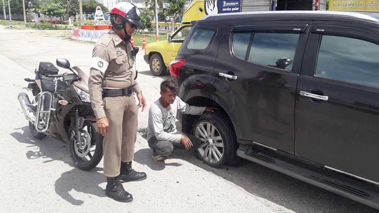 ชื่นชม จราจร ขาณุวรลักษบุรี ดูแลผู้ขับขี่ ประดุจญาติมิตร