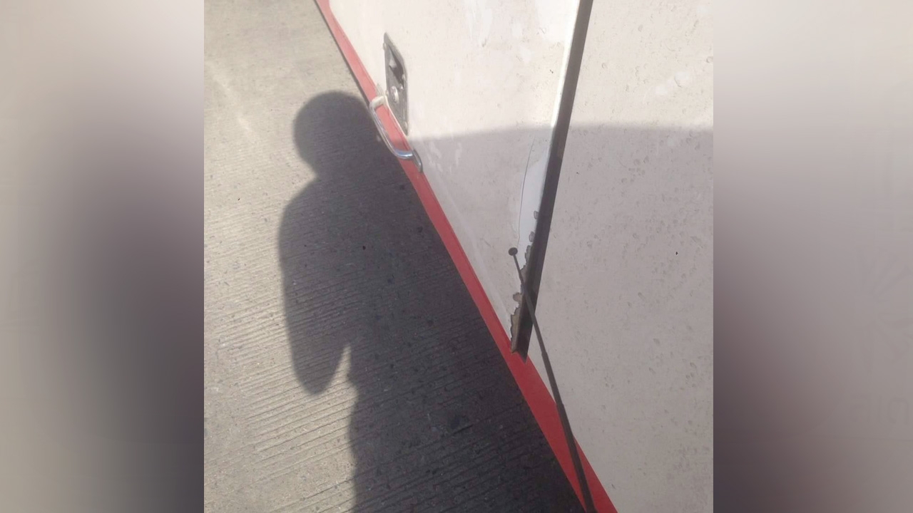 สยอง วินจยย.แซงซ้ายบัสนำเที่ยว ประตูเก็บของหลุดเอง บาดคอดับคาซอย