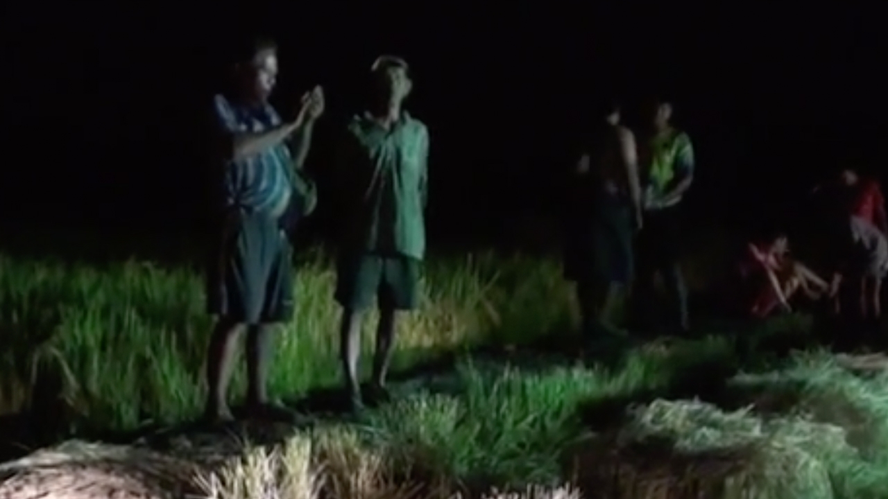 เฒ่าวัย68ปีเผาตอซังข้าวเป็นลมสำลักควัน ถูกไหม้ตามร่างกายดับกลางทุ่งนา