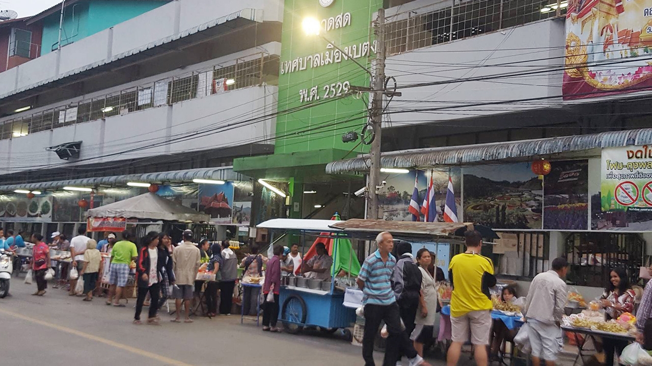 ชาวไทยพุทธที่เบตง ออกมาจับจ่ายซื้อขนม เตรียมทำบุญวันสารทเดือนสิบบุญแรก
