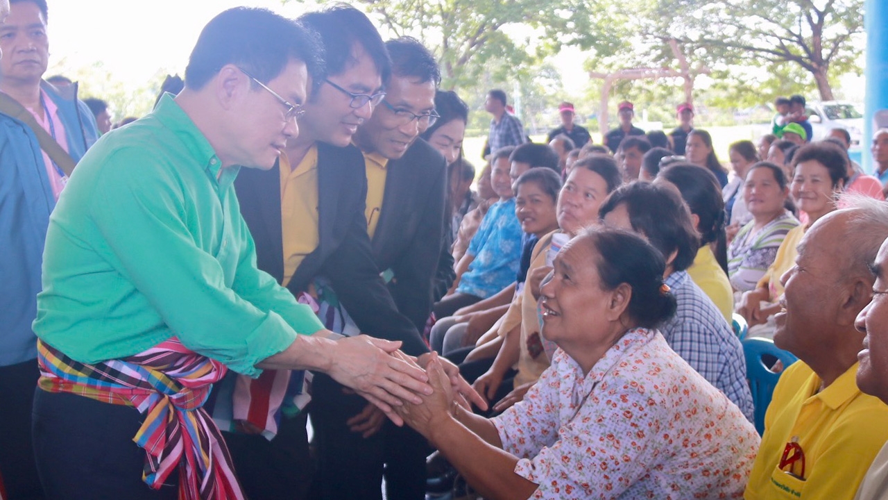 รมว.พาณิชย์ เยี่ยมน้ำท่วมร้อยเอ็ด ย้ำชาวนารีบลงทะเบียนก่อน 31 ต.ค.นี้