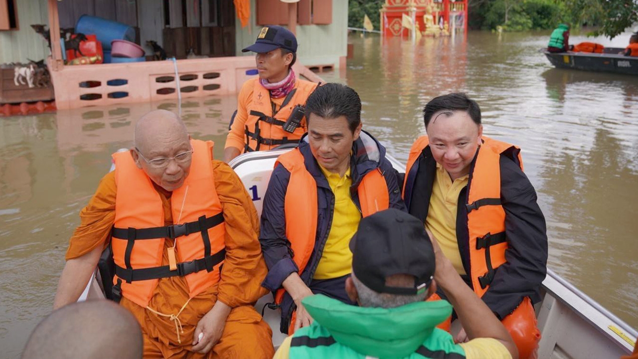 “สมเด็จพระมหาธีราจารย์” พร้อม “เทวัญ” ลงพื้นที่น้ำท่วมช่วยพระ-ชาวอุบลฯ