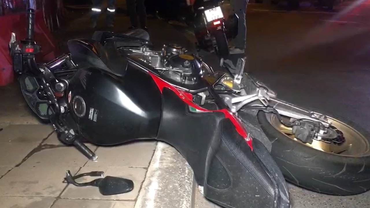 สิบเอกหนุ่มซิ่งบิ๊กไบค์ ชนขอบปูนข้างทางตกรถกระแทกเหล็กกั้นทางดับ