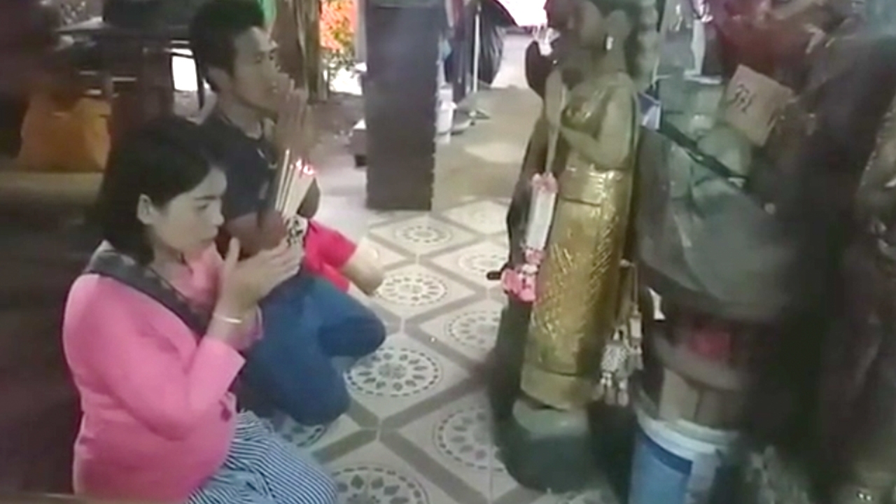 เซียนหวยกว้านซื้อ "เลขเด็ด" แม่ตะเคียน วัดบ่อน้ำทิพย์ เกลี้ยงทุกแผง