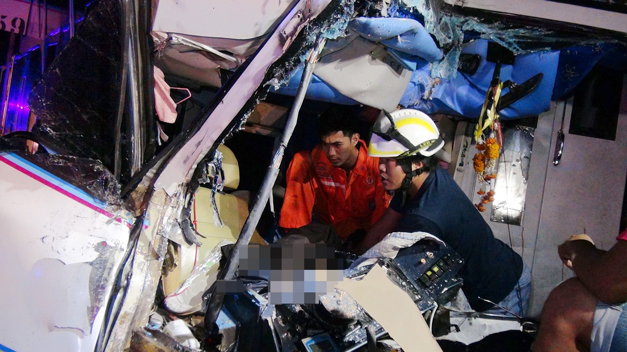 รถทัวร์หนองคาย-ตราด ชนท้ายรถพ่วง 18 ล้อที่ปราจีนฯ เจ็บเพียบ