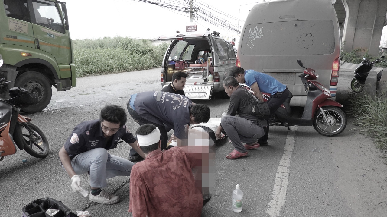 กู้ภัยช่วย 2 พ่อลูกขี่จยย.หลบหลุมเฉี่ยวกับรถตู้ล้มเจ็บ 2 ที่บางปะกง