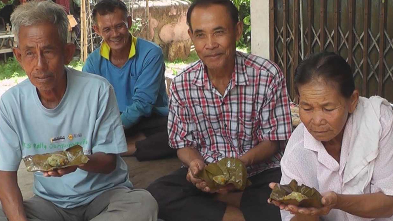 คนขอนแก่น "เมากลอย" ทำข้าวต้มถวายพระ ชิมก่อน หามส่งรพ. 15 ราย 