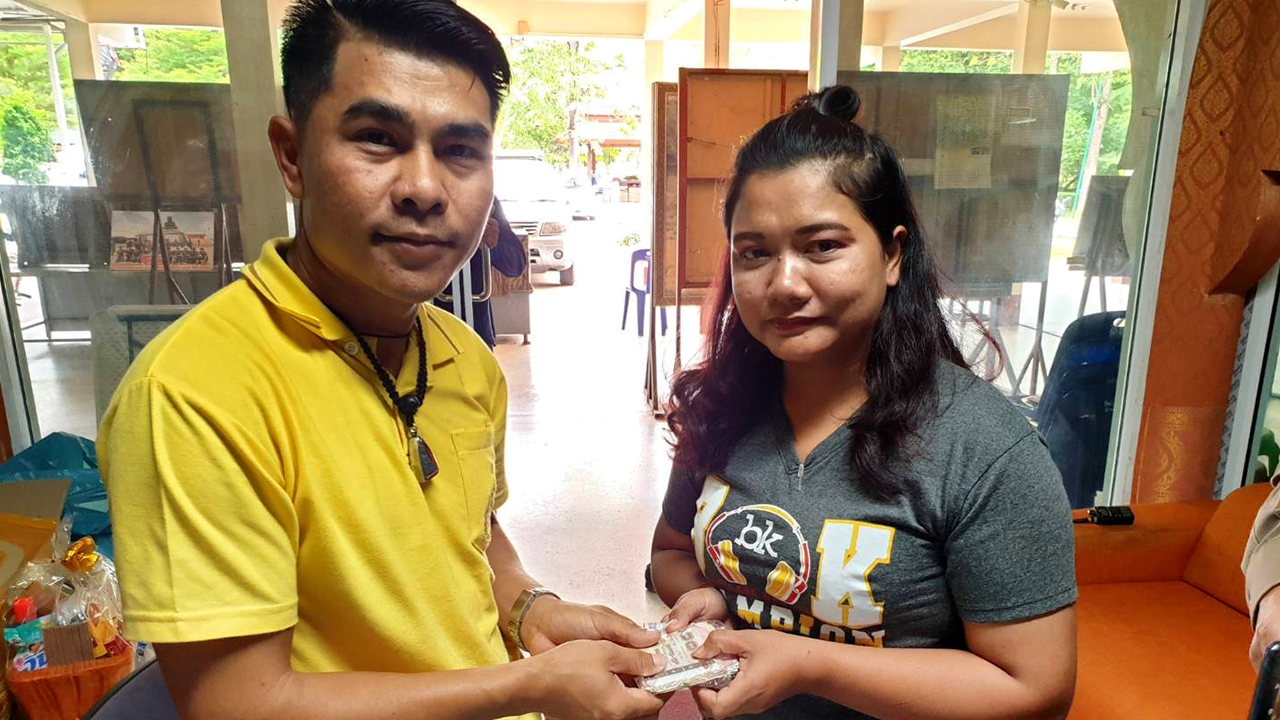 สาวมินิมาร์ท เก็บถุงเงินหมื่น ส่งคืน นทท. เจ้าของสุดดีใจ ชื่นชมความดี
