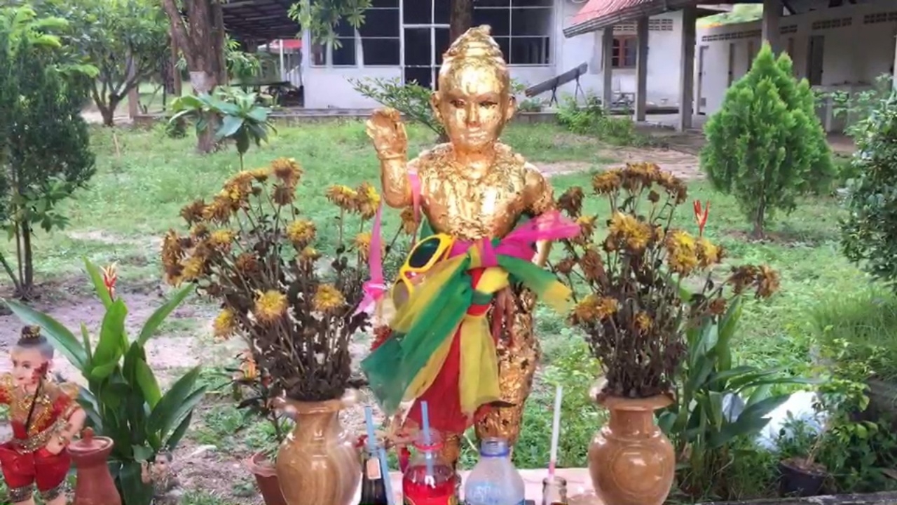 ชาวบ้านแห่ขอ “เลขเด็ด” กุมารทองปิ่นเพชร เลขตัวเดียวไม่เคยพลาด