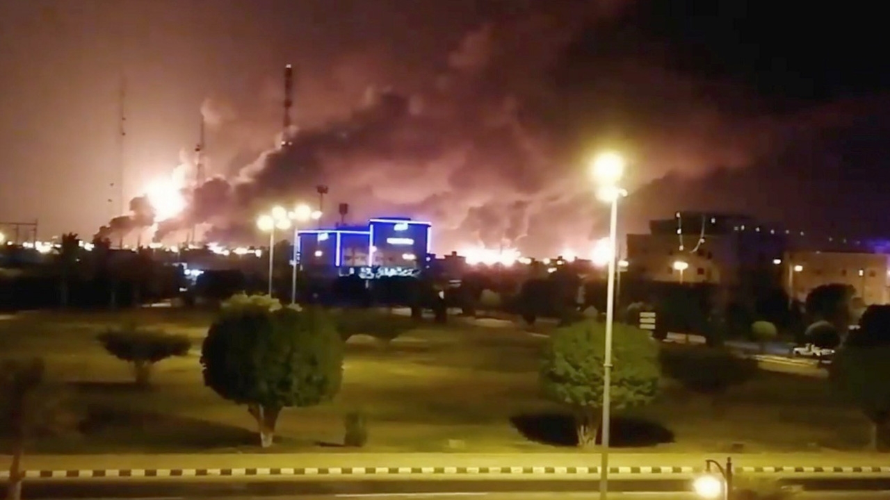 กบฏฮูธิลูบคม ส่งโดรนโจมตีโรงกลั่นน้ำมันในซาอุฯ 2 แห่งไฟลุกท่วม (คลิป)